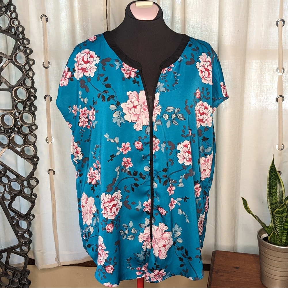 🌊3/$15 Torrid blue floral sleeveless blouse 0
